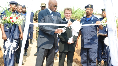 Munyabagisha Valens, umunyamabanga uhoraho muri minisiteri y'Umutekano na Nils Warner wungirije uhagarariye Ubudage mu Rwanda bafungura inyubako Ubudage bwubakiye polisi.