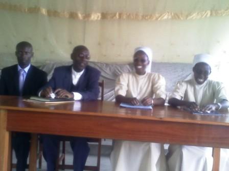 Umuyobozi wa Ecole Saint Micheal Alicange ryo mu Burundi aganira n'abarimu bo muri GS St Bruno.