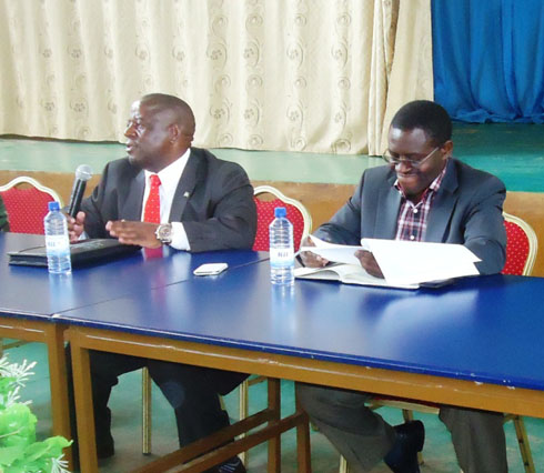 Guverineri Bosenibamwe Aimé n'umuyobozi w'Akarere ka Gakenke, Nzamwita Deo. 