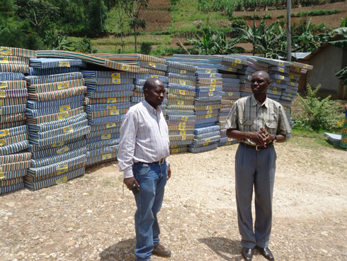 Umuyobozi w'Umurenge wa Gakenke n'Umuyobozi w'Akarere wungirije bavuga uko igikorwa cyo kubashyikiriza matela gikorwa. (Foto: L. Nshimiyimana)
