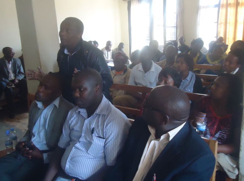 Gakwerere (uhagaze) agaragariza abayobozi akarengane ke.