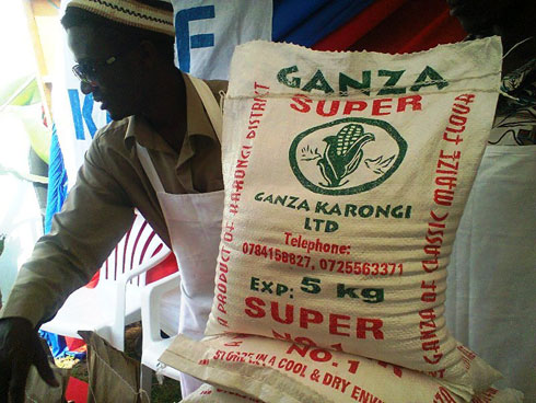 Ganza Karongi Ltd ifunga akawunga mu mifuka yabigenewe.