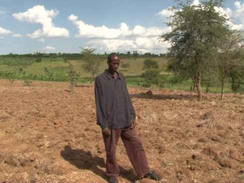 Gasasira Callixte nyuma yo guhabwa isambu.