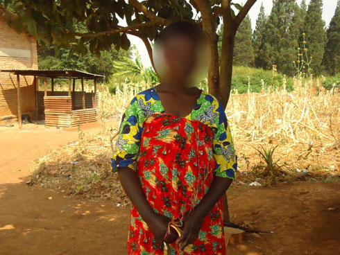 Uyu mukobwa yemeza ko abana batatu afite yababyaranye na se.