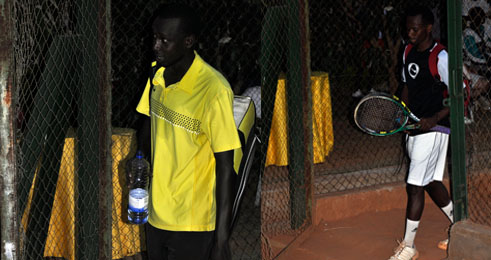 Abatarabigize umwuga barimo gukina