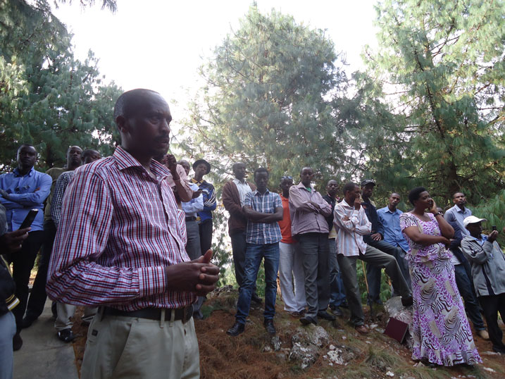 Gasimba, umwe mu barokokeye mu Bisesero, asobanurira urubyiruko rwo muri Rwanda Young Generation Forum amateka y