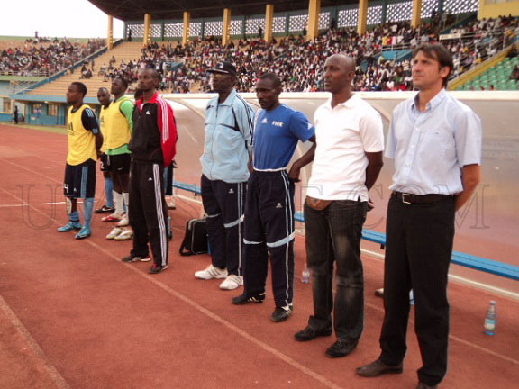 Gatera Alphonse (wa kabiri uvuye iburyo) wahoze yungirije Goran Kopunovic muri Police FC, niwe wagizwe umutoza mukuru wa Mukura.