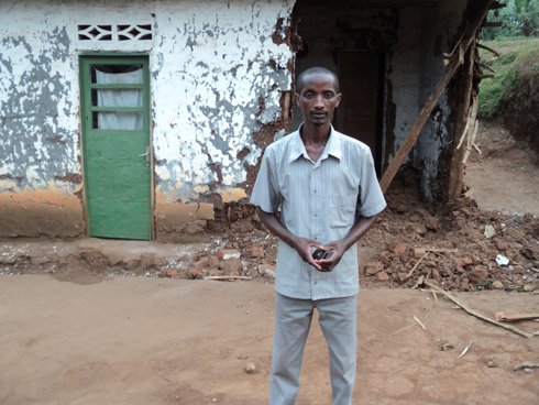 Gatera Erneste imbere y'inzu ye yagonzwe n'imodoka.