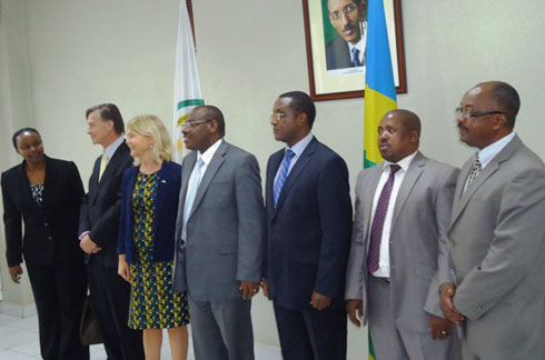 Mu bayobozi bakuru bitabiriye umuhango wo gusinya ku masezerano y'inkunga u Rwanda rwahawe n'u Buholandi hamwe na Suwede, harimo Ministiri w'uburezi, Dr Vincent Biruta.