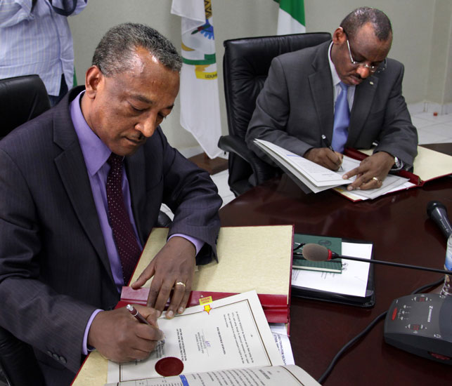 Uhagarariye AfDB mu Rwanda, Negatu Makonnen, na Minisitiri Gatete ubwo bashyiraga umukono ku masezerano y