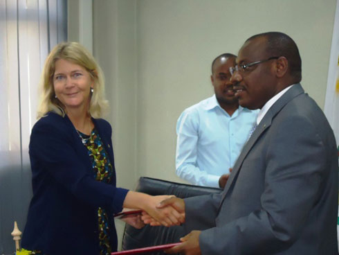 Ushinzwe imirimo y'ambasade ya Suwede na Ministiri w'imari, bahana umukono nyuma yo gusinya ku masezerano y'inkunga igihugu cya Suwede cyageneye u Rwanda.