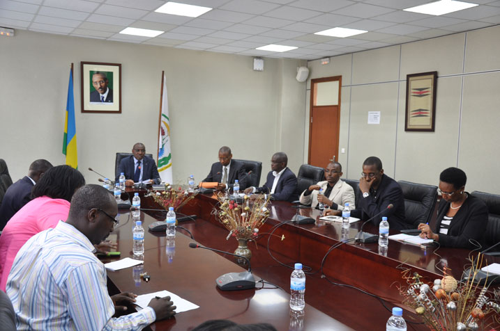 Minisistiri w'Imari n'igenamigambi na Guverineri wa Banki nkuru y'igihugu, hamwe n'abandi bayobozi bitabiriye ikiganiro.