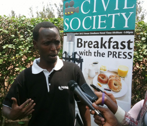 Gatete Thierry, ukorana na Oxfam muri gahunda zo gushyiraho politiki zirengera abaturage.