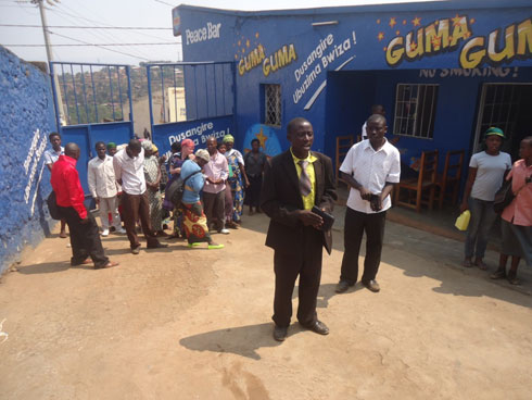 Gedeo Ndagijimana arimo kwigisha ijambo ry'Imana mu kabari.