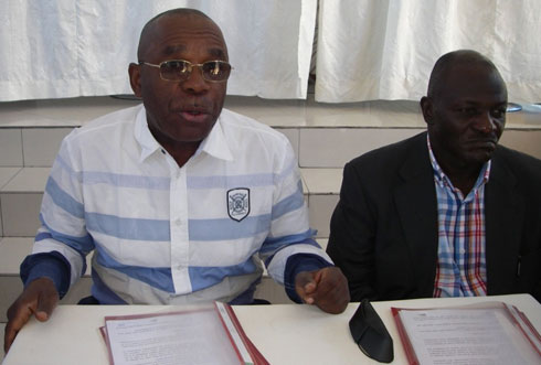 Gen Didier Etumba uhagarariye ingabo za Congo hamwe na Gen Aronda Nyakayima uhagarariye ingabo za Uganda bemeza amasezerano yo guhashya ADF NALU.