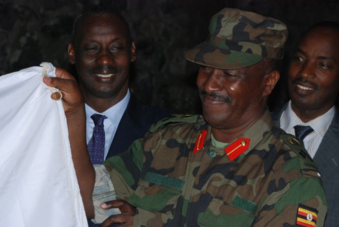 Gen.Geoffrey Muheesi yakira ibendera rya ICGRL mu mujyi wa Goma mu mwaka wa 2012.