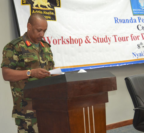 General Nyamvumba ageza ijambo kuri ba defence attaches.