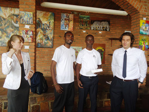 Umushinga witwa Okaziyo.com w'abanyeshuri bafashwa na Generation Rwanda uri mu yatsindiye igihembo cya mudasobwa ya iPad.