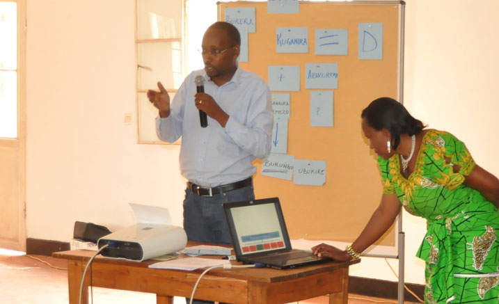 George Gakuba ubwo yasobanuriraga abikorera bo mu karere ka Burera ibijyanye na gahunda y'ibiganiro hagati ya Leta n'abikorera.