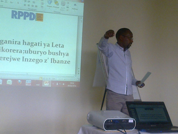 Georges Gakuba atanga ikiganiro ku bikorera bo mu karere ka Nyanza.