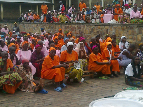 Mu bifuza gusaba imbabazi harimo n'abagore.