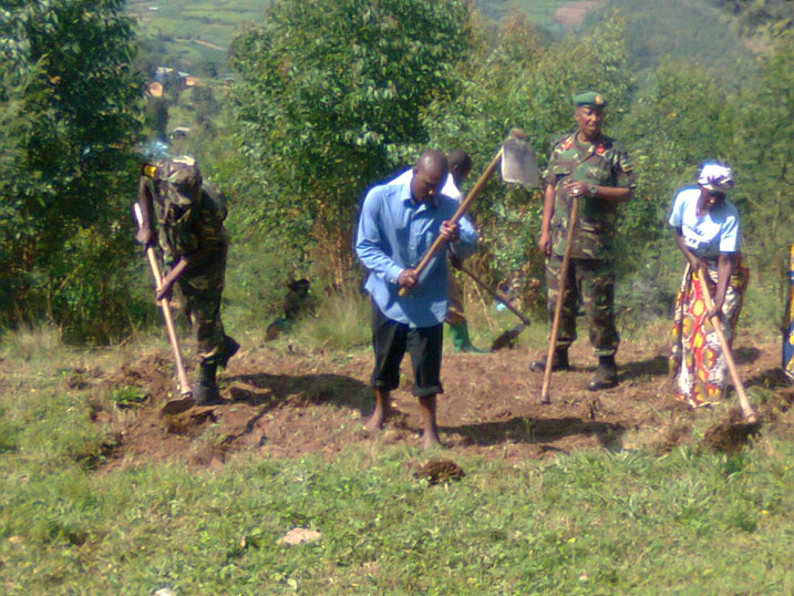 Ni igikorwa ingabo zafatanyije n'abaturage./Foto; Musanabera Ernestine