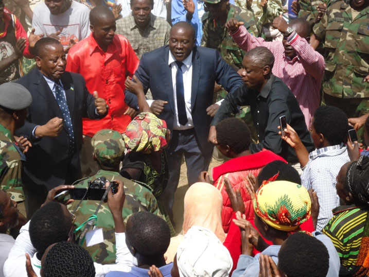 Nyuma yo gutangiza kubaka ikigo nderabuzima, abaturage bashimiye ingabo z'igihugu babyinana na minisitiri Kabarebe mu mudiho wari ushyushye./Foto: Musanabera Ernestine