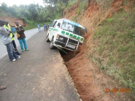 Hiace yagonze umukecuru igahita igwa mu mukingo.