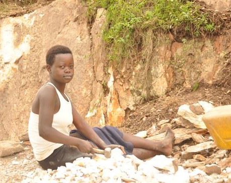 Mbere yakoraga akazi ko guhonda amabuye kugirango abone uko afasha iwabo ndetse anabone ibikoresho by'ishuri.