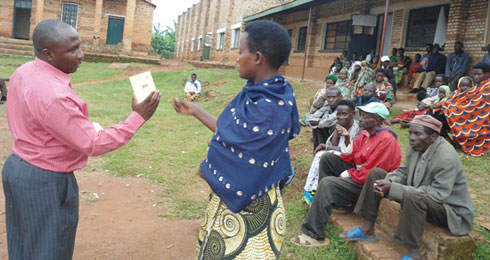 Abanyarwanda birukanwe mu gihugu cya Tanzaniya bose bakomoka mu karere ka Gisagara bashyikirijwe ubwisungane mu kwivuza.