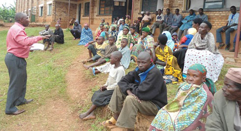 Umuyobozi w'akarere ka Gisagara wungirije ushinzwe imari n'iterambere yijeje abirukanwe muri Tanzaniya gukomeza kubafasha mu bibazo bafite.