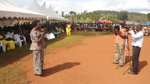 Umuyobozi w'akarere ka Muhanga Yvonne Mutakwasuku aganiriza abagore bo mu karere ka Gisagara.