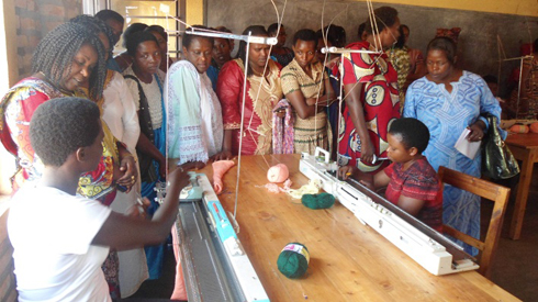 Abagore bo muri Muhanga basuye ahaboherwa imipira yo kwabara ikorwa n