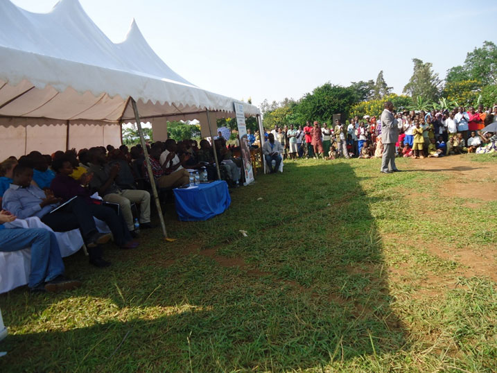 Abaturage bishimiye igitekerezo cyo kujya bamenyesha abayobozi ahatangwa serivise mbi nyamara ntawabashije kugira aho agaragaza.