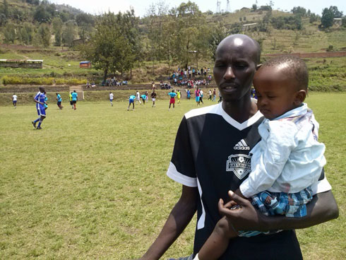 Uyu gitifu wa Bwishyura Niyonsaba Cyriaque unakina umupira ngo afite icyizere ko Karongi izongera kugaragara mu ruhando rw