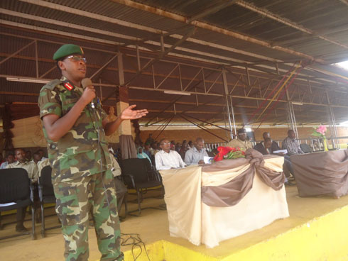 Umuyobozi w'ingabo mu turere twa Rusizi na Nyamasheke Brig. Gen. Mupenzi Jean Jacques, yasabye abagororwa kwibona muri gahunda ya "Ndi Umunyarwanda".