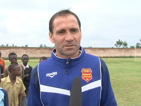 Gomes yavuze ko ibibazo by'ubukungu ahanini kiri mu byatumye afata icyemezo cyo gusezera.