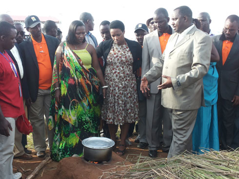 Guverineri Uwamariya Odette asura amashyiga ya Rondereza amurikwa muri expo Nyagatare.