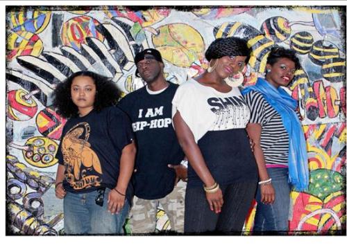 Group Mohogany Jones, yitiriwe umukobwa muremure wambaye umukara n