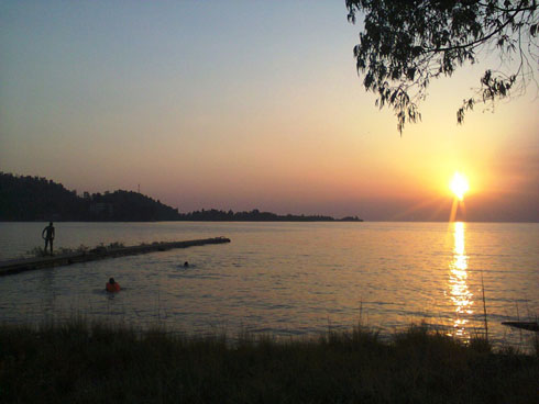 Ahahoze umusenyi hameze ibyatsi, ariko abakundaga kuhogera banze kuhareka.