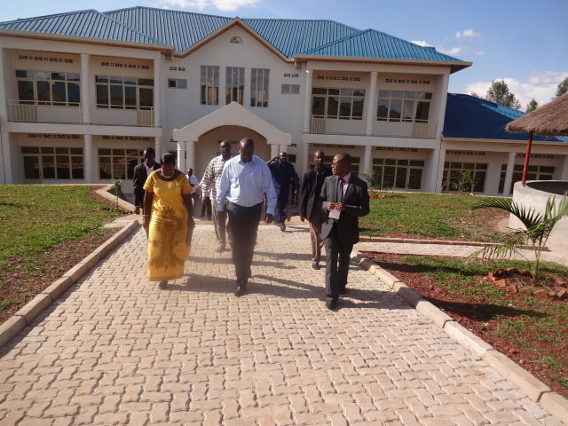 Minisitiri Musoni ari kumwe na Guverineri Uwamariya batashye Guest House iri mu karere ka Kirehe.