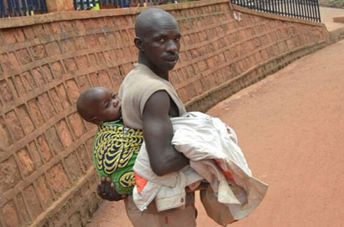 Matabaro ngo ntiyumva igiteye isoni mu guheka umwana wawe