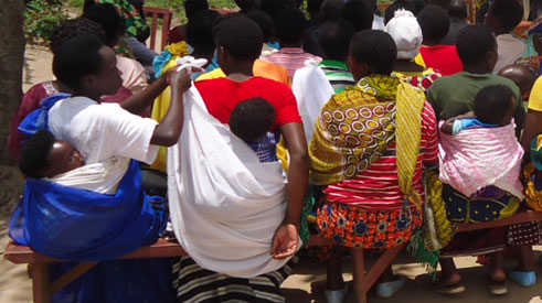 Mu Rwanda, guheka umwana bisa n'ibyahariwe abagore n'abakobwa