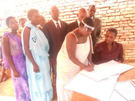 Imiryango yamaze gusezerana irimo gusinya.