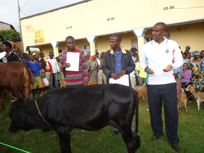 Muri iyi mihango aborozi bagabiye abanyamuryango batishoboye amatungo.