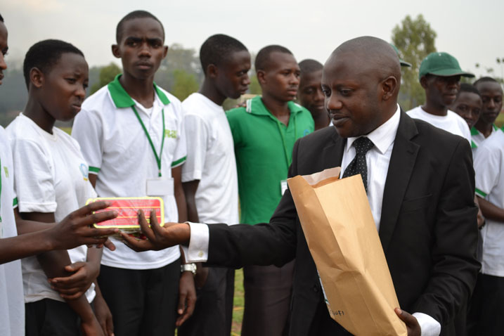 Urubyiruko rwitabiriye amarushanwa ku kurwanya ibiyobyabwenge rwahawe ibihembo. 