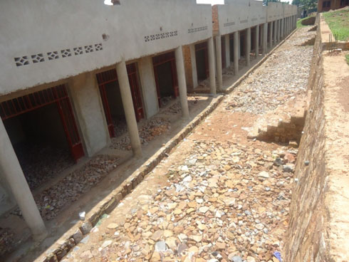 Gutinda kwishyura rwiyemezamirimo wubaka isoko byatumye ridindira kugera ubwo rimaze umwaka urenge ritararangira.