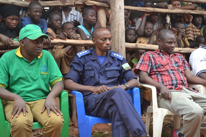 Guturuka ibumoso umuyobozi wungirije wa IPRC EAST ushinzwe ubutegetsi n'imari Habimana Kizito, umukuru wa Police mu karere ka Kirehe, umuyobozi wungirije w'akarere ka Kirehe ushinzwe ubutegetsi n'imari.