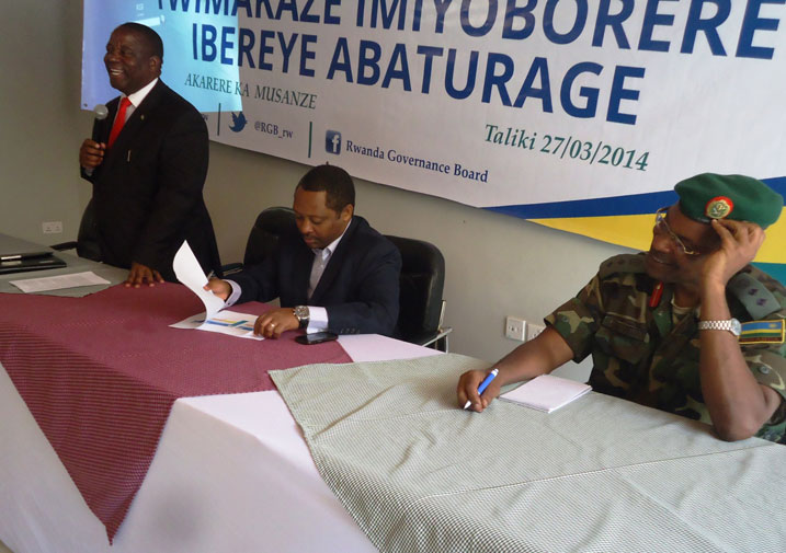 Guverineri Bosenibamwe ari kumwe na Prof. Anastase Shyaka uyobora RGB hamwe n'umuyobozi w'Inkeragutabara mu Majyaruguru..