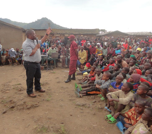 Guverineri Bosenibamwe asaba abatuye Busogo kuba bageze ku 100% muri mitiweli mbere y